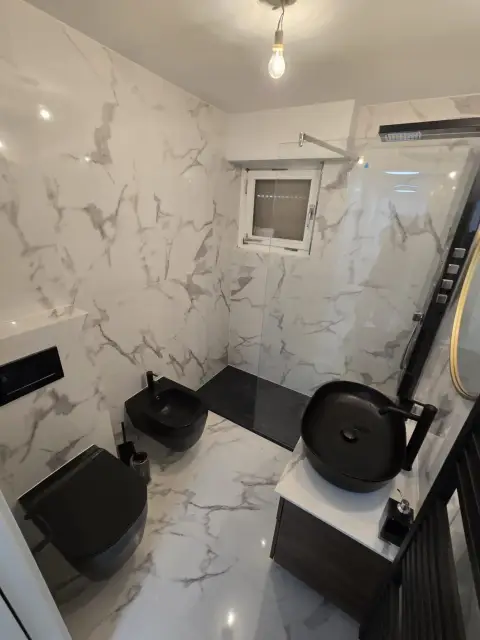 Salle de bain en marbre et onyx