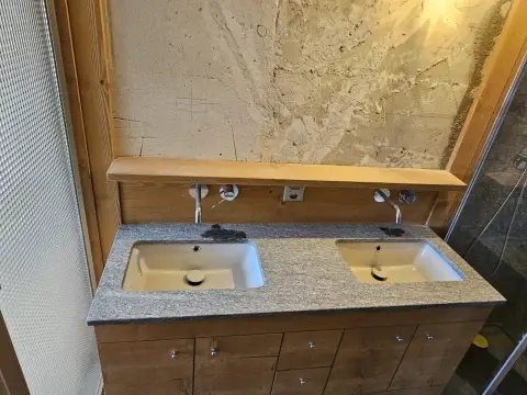 Double vasque en granit sur meuble en bois, chalet de Crans-Montana
